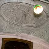 I pesanti strati di vernice bianca mostrano comunque gli antichi e ricchissimi decori che ci lasciano incantati: ripetute cornici con intricati fregi geometrici e vegetali...